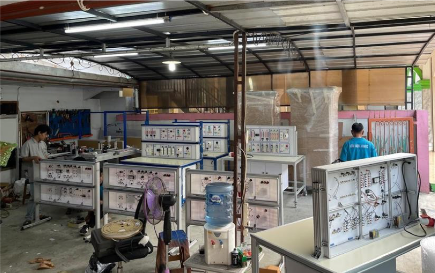 PEKERJAAN PERAKITAN ALAT TRAINER DI WORKSHOP